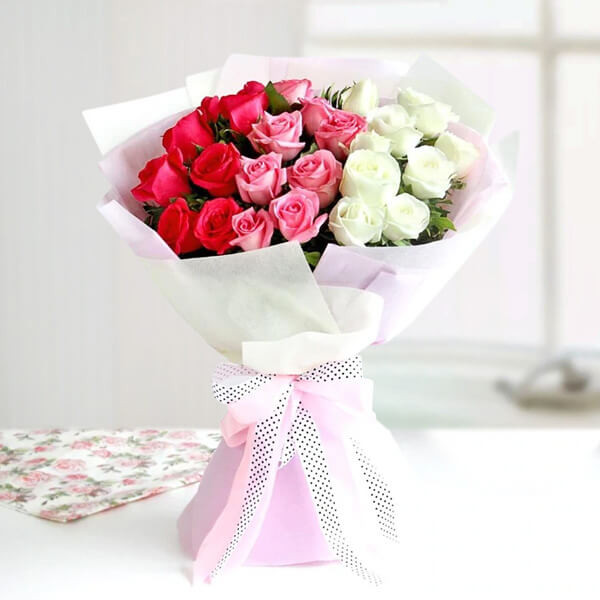 30 Mixed Roses Bouquet in Red, Pink & White